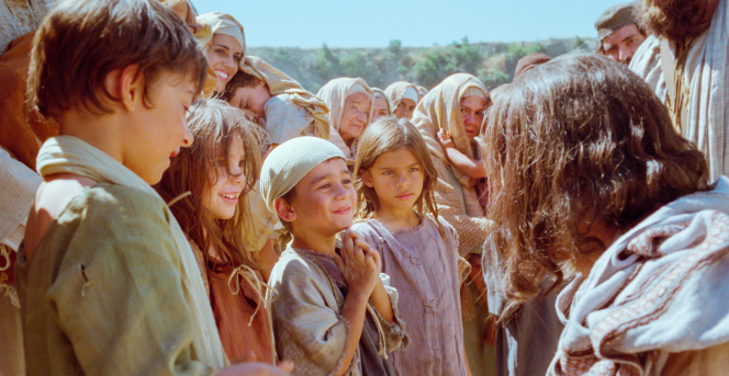 Luke 18:15–17, Little children gather around Jesus