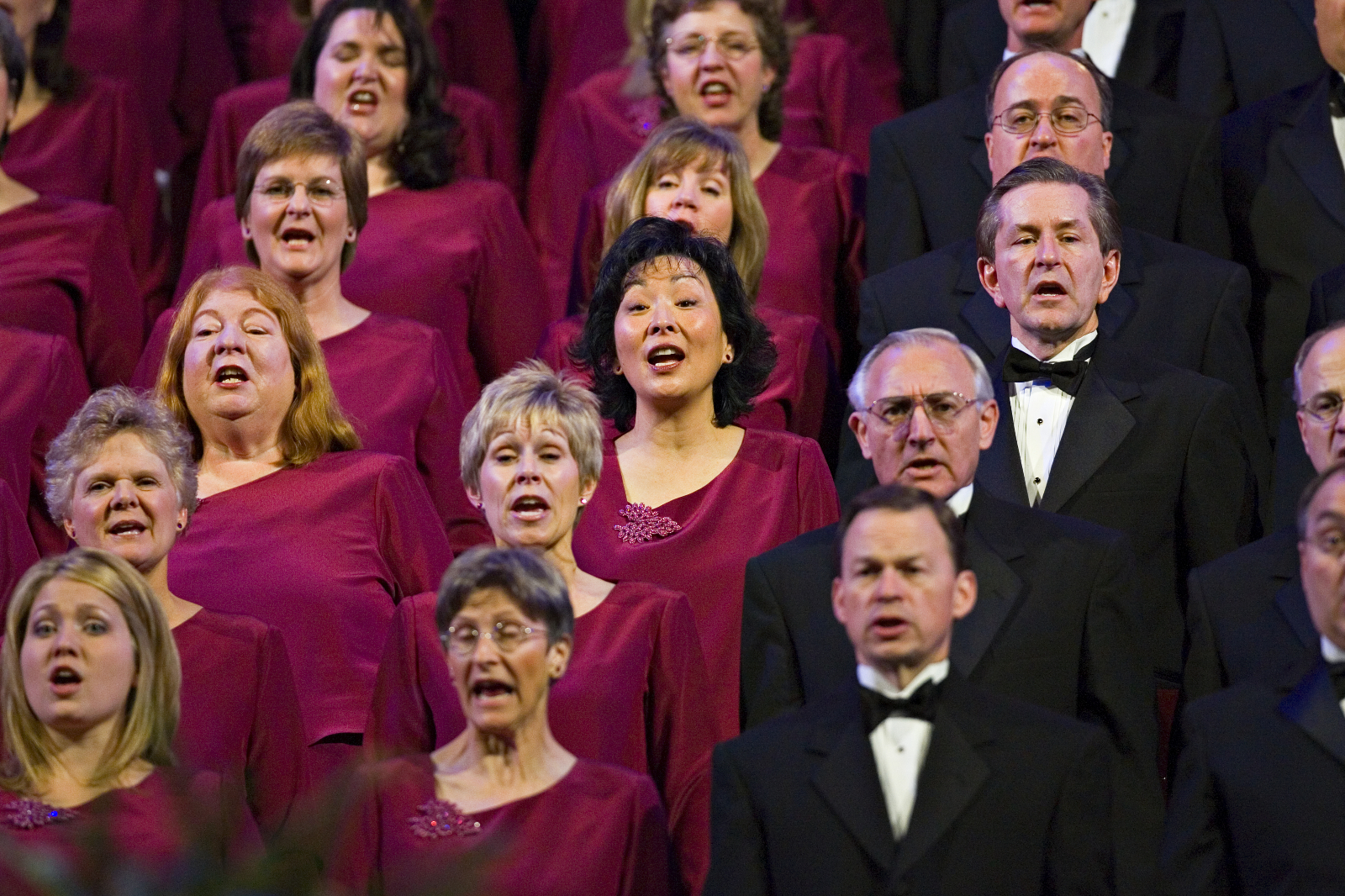 Mormon Tabernacle Choir Performing