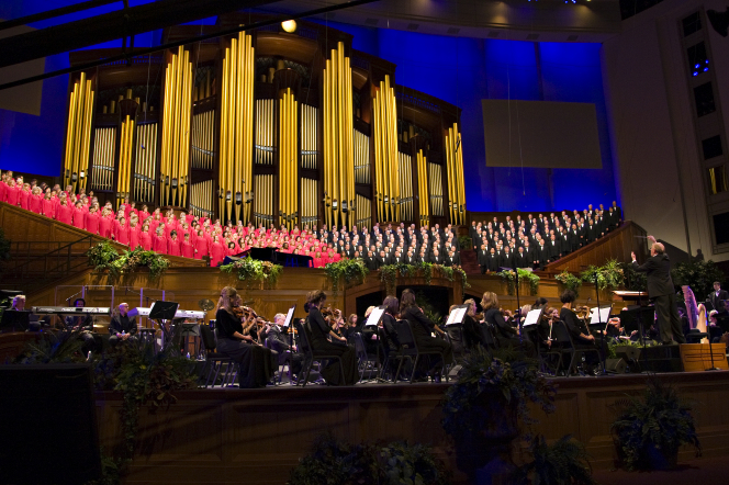 A front view of the entire Mormon Tabernacle Choir singing and the orchestra playing below at the Pioneer Day Commemoration Concert in July 2008.