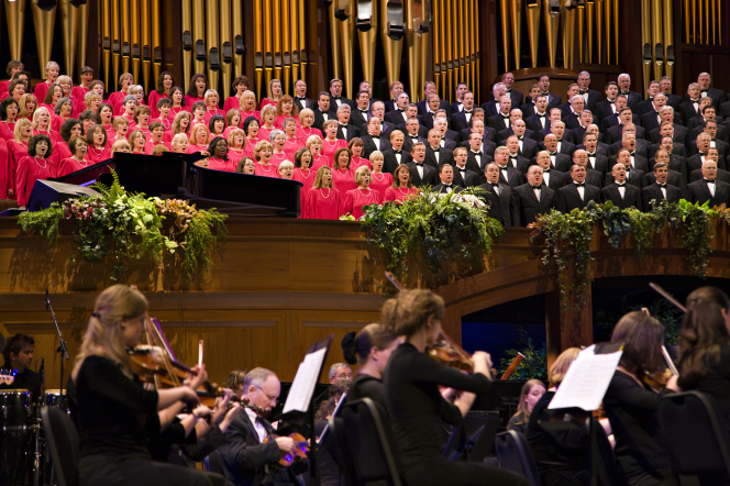 The Mormon Tabernacle Choir singing and the orchestra playing at the Pioneer Day Commemoration Concert in July 2008.
