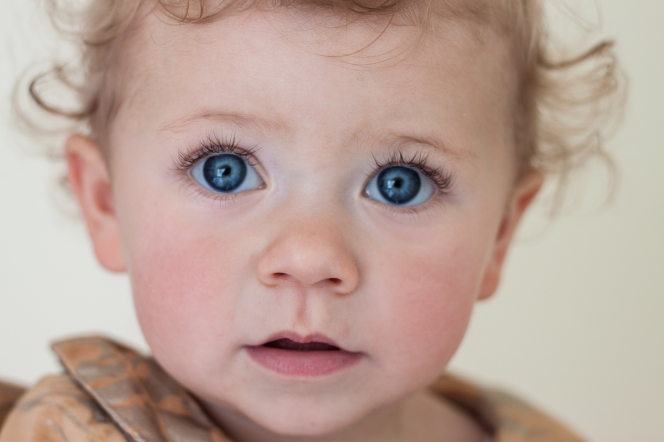 Rüyada Büyük Sarışın Parlak Mavi İri Gözlü Gülen Bebek Kucakta Görmek