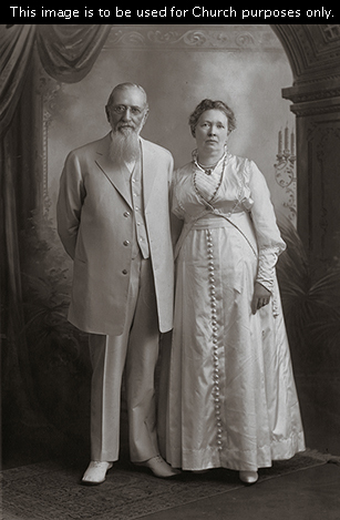 Joseph Fielding Smith’s parents, Joseph F. Smith and Julina Lambson Smith, standing together.