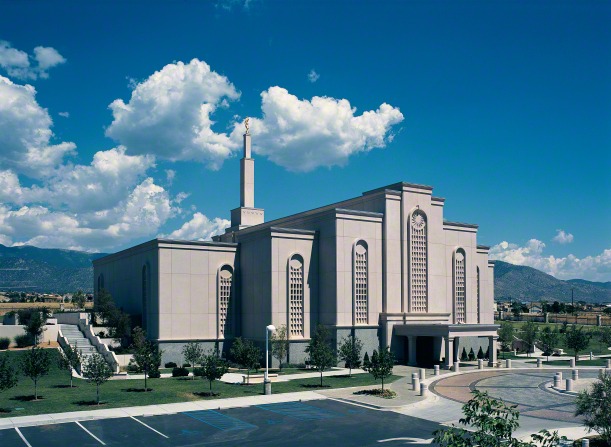 A view of the front and side of the Albuquerque New Mexico Temple.