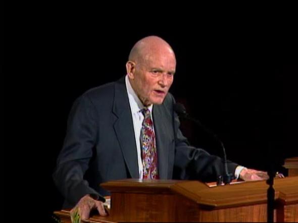 Howard W. Hunter mit etwa 85 Jahren bei einer Generalkonferenzansprache der Kirche.